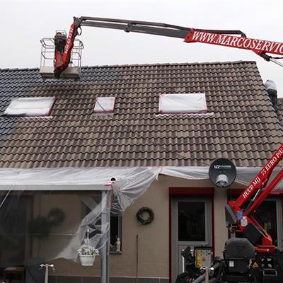 Dak aan de achterzijde wordt gecoat mbv hoogwerker